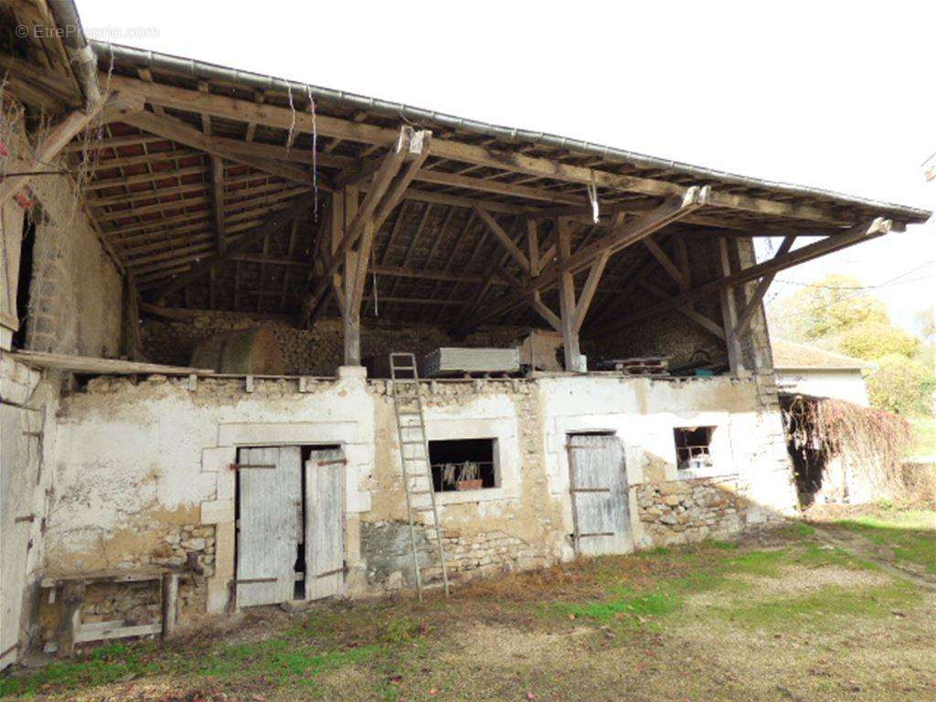 Une ancienne écurie avec un haut grenier ouvert - Maison à LES HAUTS-DE-CHEE