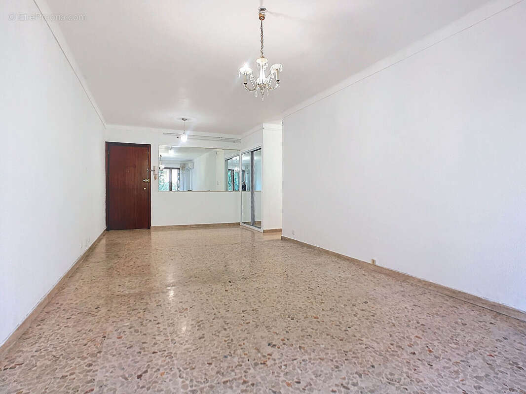 Appartement à SAINT-LAURENT-DU-VAR