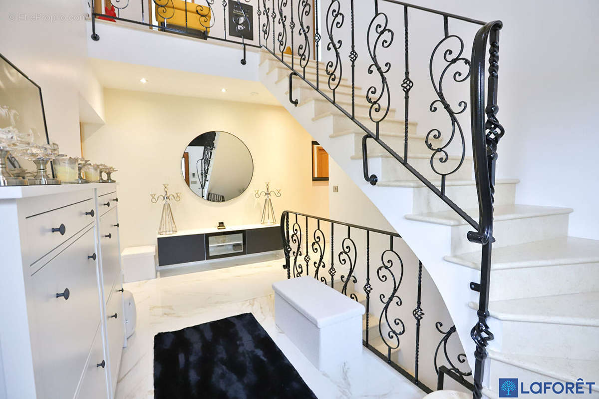 Maison à LA QUEUE-LES-YVELINES