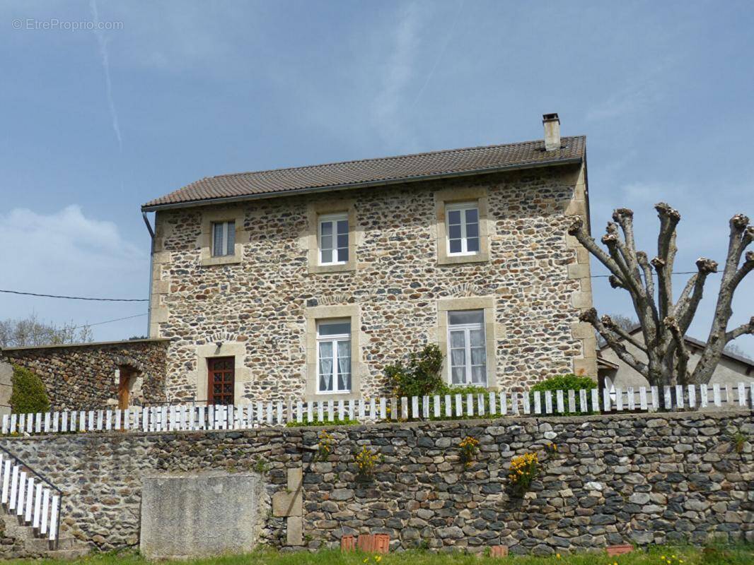 Maison à SAINT-JULIEN-CHAPTEUIL