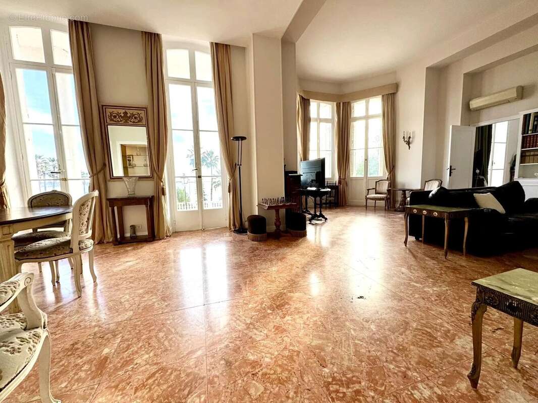Appartement à VALLAURIS