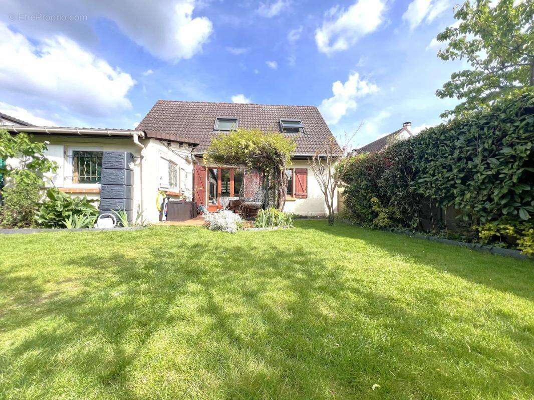 Maison à LES CLAYES-SOUS-BOIS