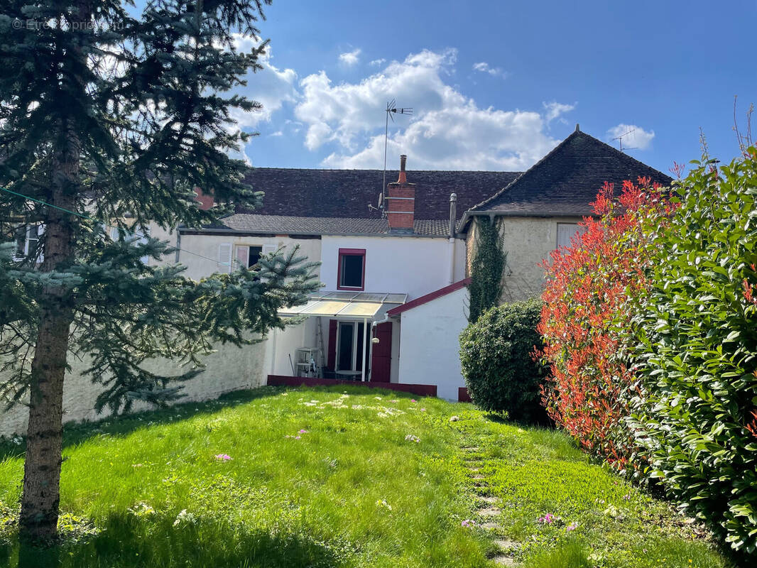 Maison à SAINT-CHRISTOPHE-EN-BRIONNAIS