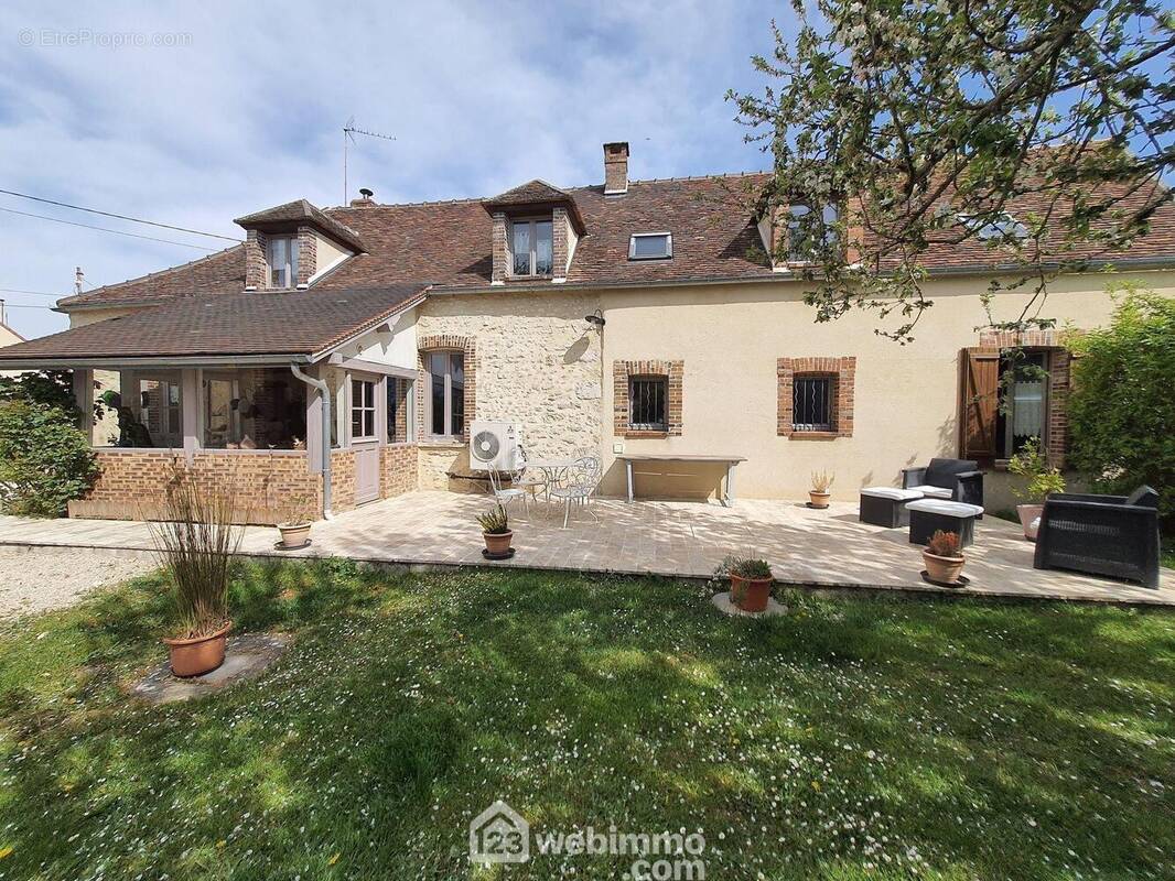 Venez découvrir une longère de charme de 146 m² ! - Maison à SAINT-PIERRE-LES-NEMOURS