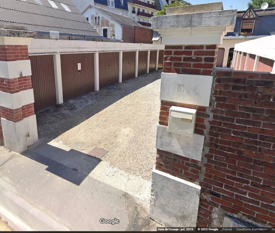 Parking à TROUVILLE-SUR-MER