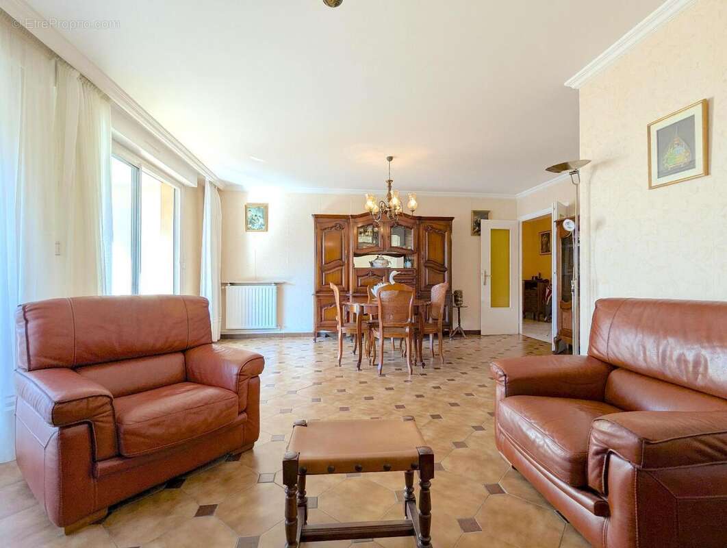   - Appartement à DECINES-CHARPIEU