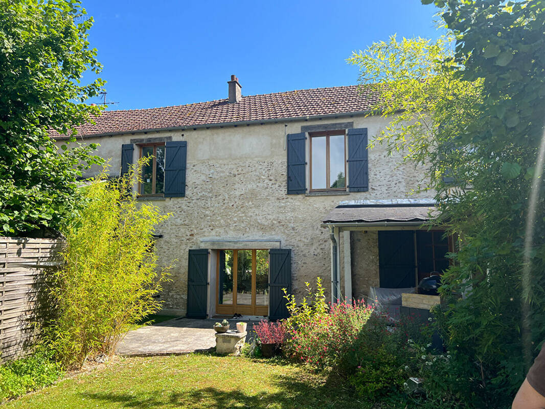 Maison à LA QUEUE-LES-YVELINES