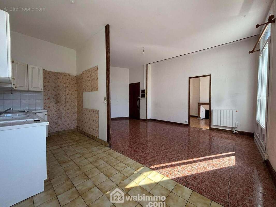 Le coin cuisine est ouvert sur la pièce de vie, - Appartement à CHATELLERAULT