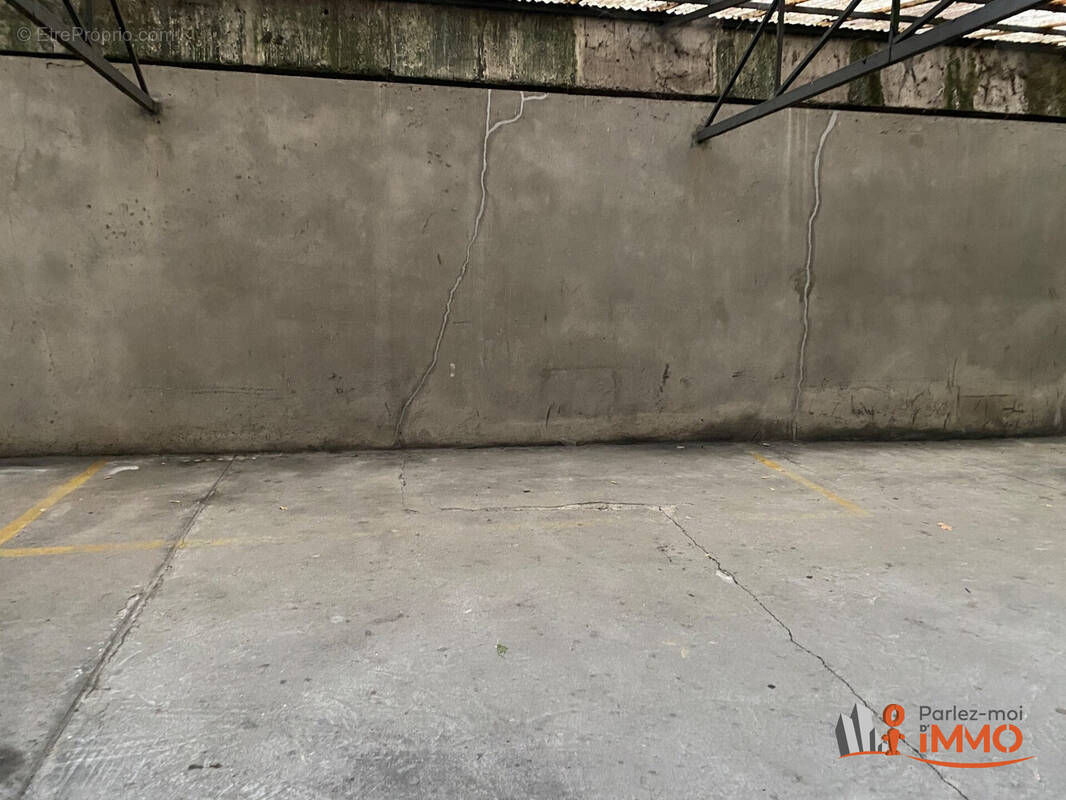 Parking à UNIEUX