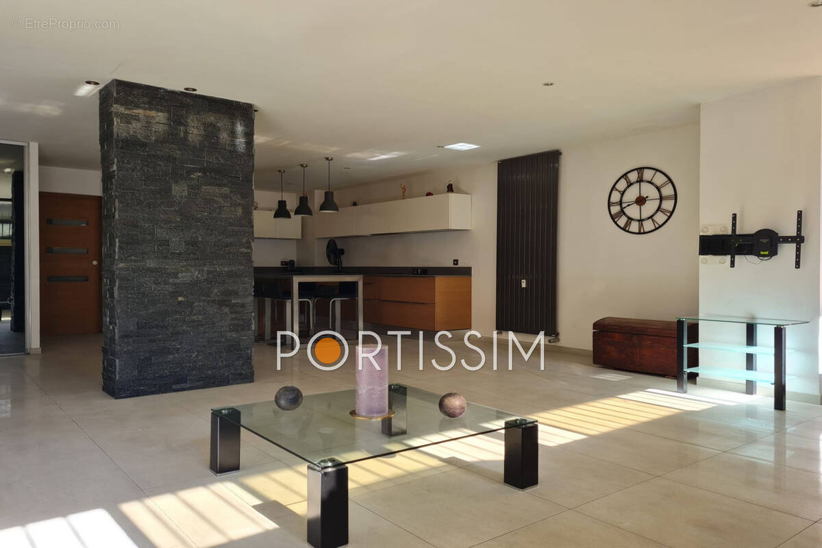 Appartement à SAINT-LAURENT-DU-VAR