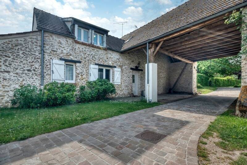 Maison à LA QUEUE-LES-YVELINES