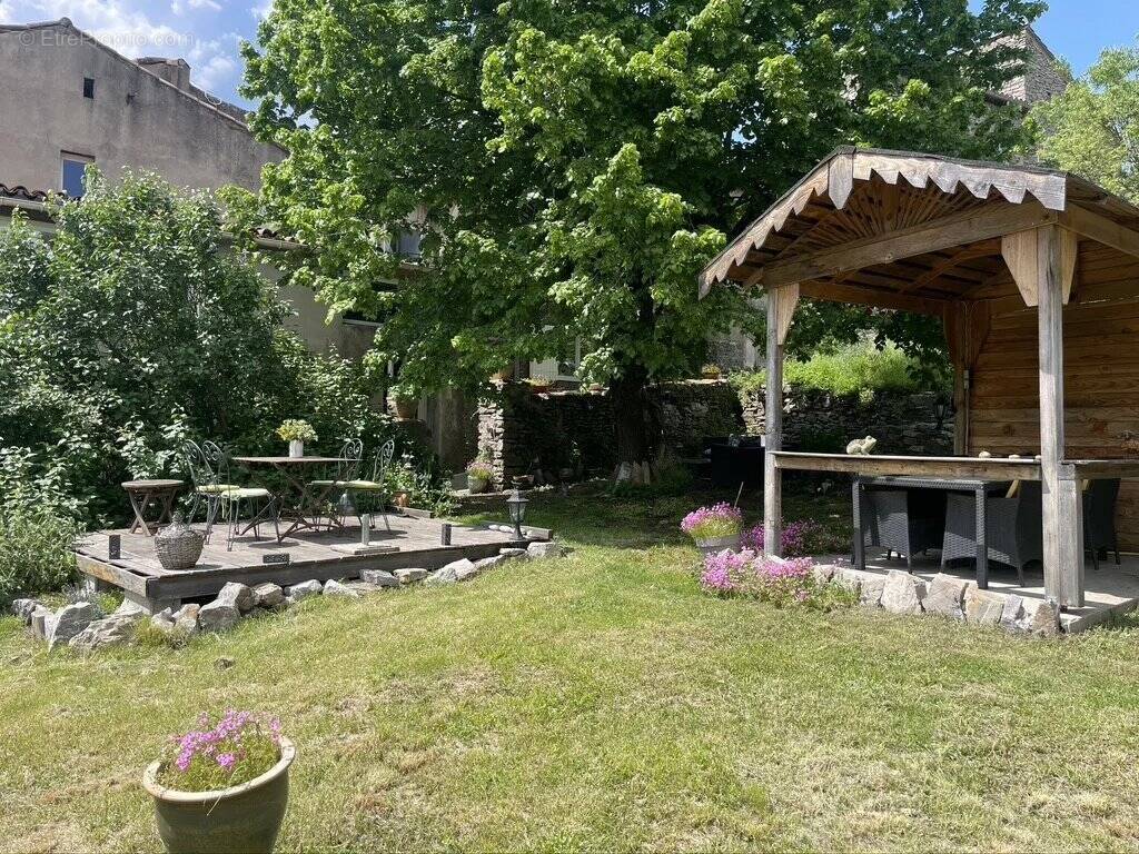Maison à MEYRANNES