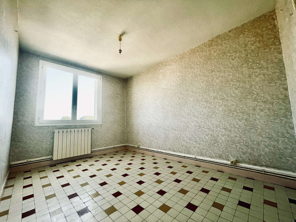 Appartement à BAGNOLS-SUR-CEZE
