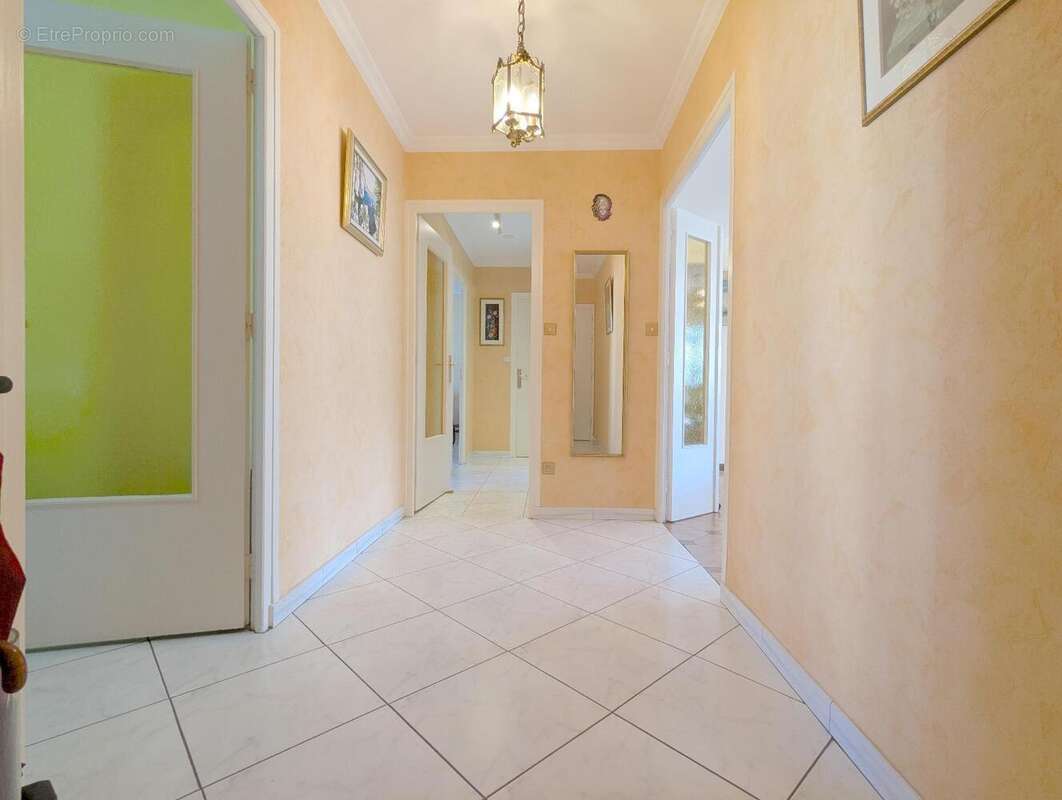   - Appartement à DECINES-CHARPIEU