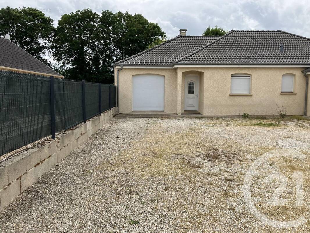 Maison à MONCETZ-LONGEVAS