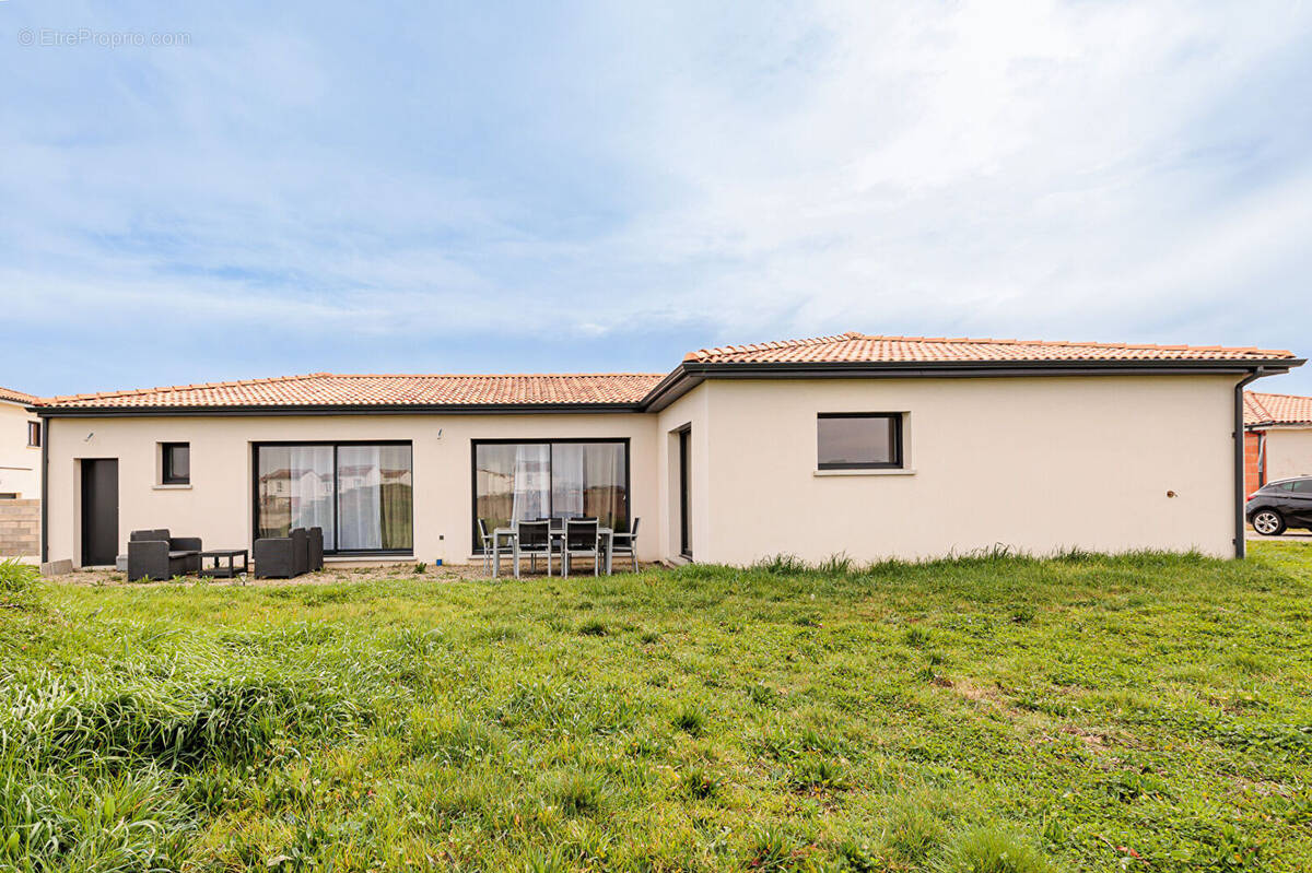 Maison à PINS-JUSTARET