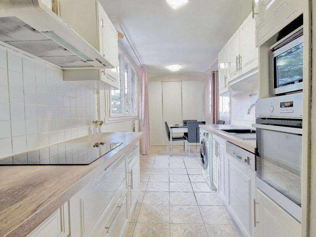 Appartement à DECINES-CHARPIEU