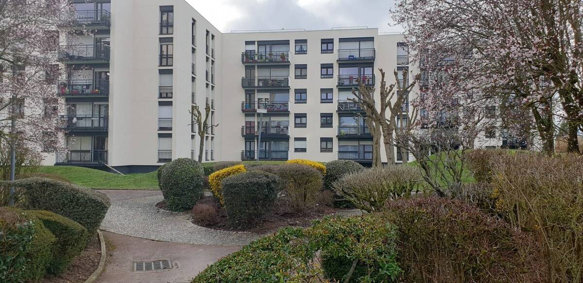 Appartement à LES CLAYES-SOUS-BOIS