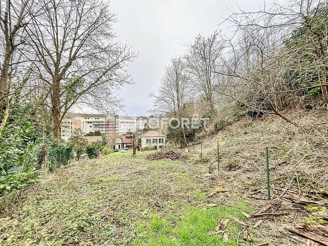 Terrain à LA CELLE-SAINT-CLOUD