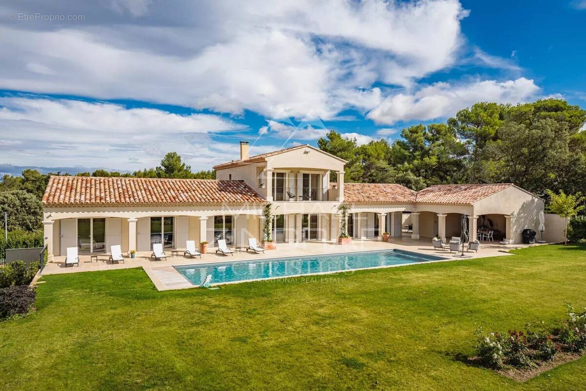 Maison à MENERBES
