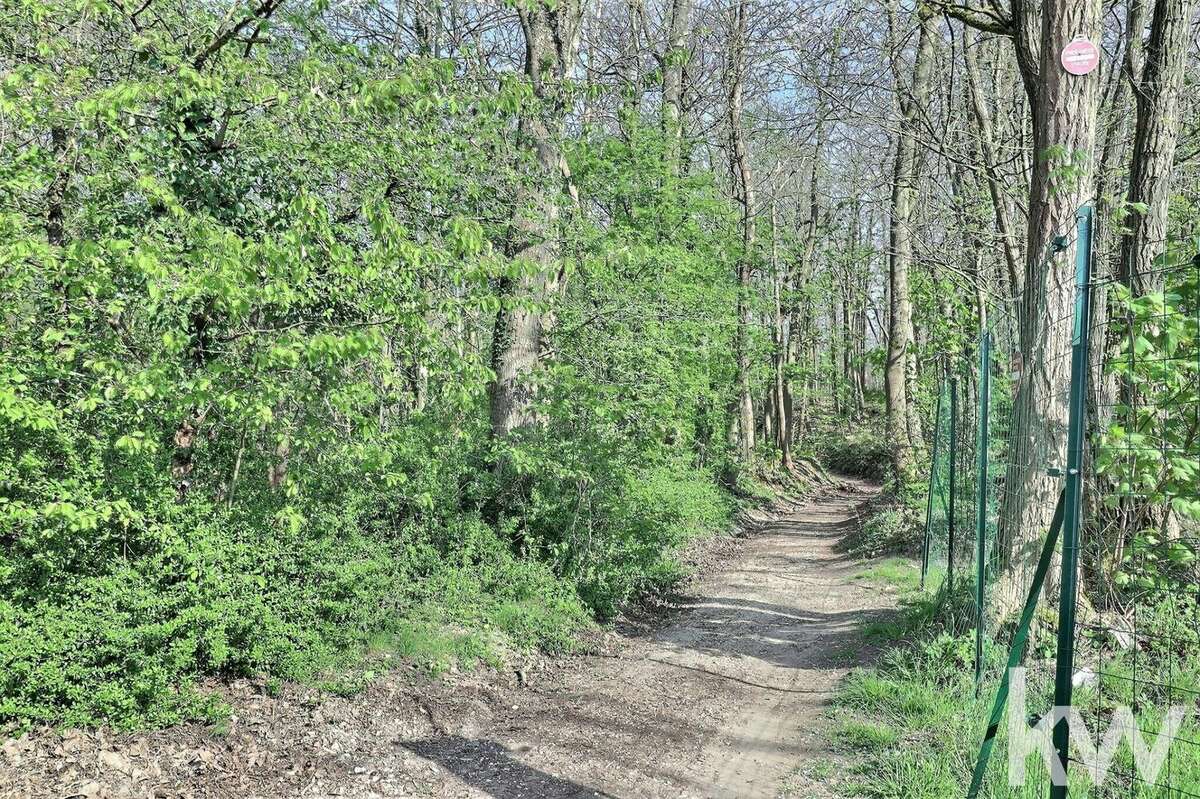 Terrain à LES CLAYES-SOUS-BOIS