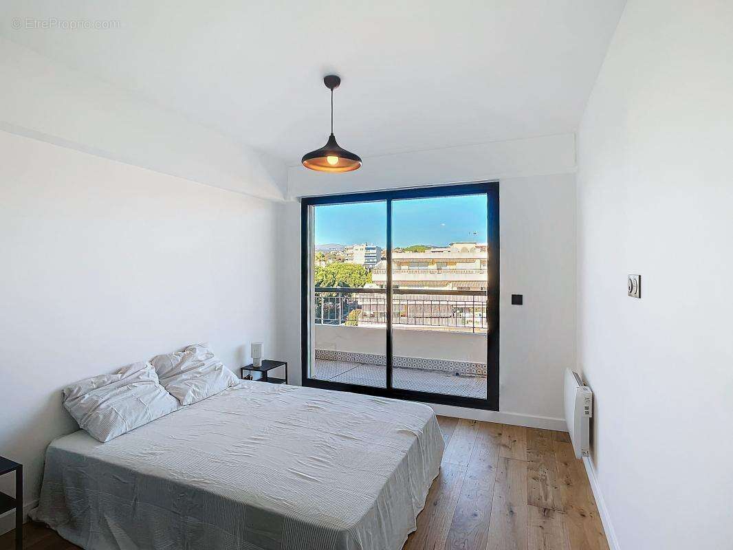 Appartement à SAINT-LAURENT-DU-VAR