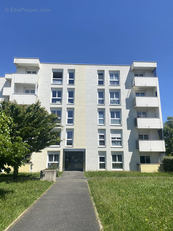Appartement à SAINT-PRIEST-EN-JAREZ