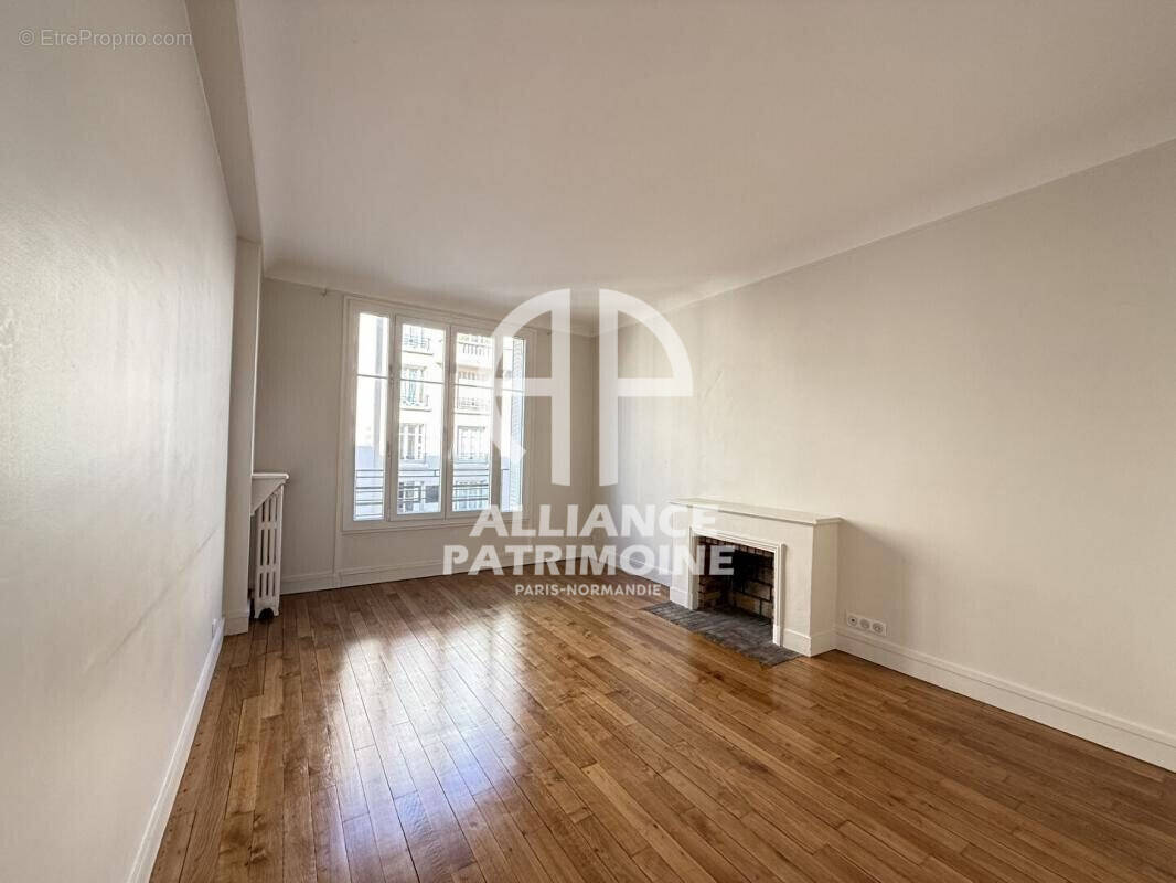 Séjour rue avec balconnet, appartement en étoile - Appartement à PARIS-16E
