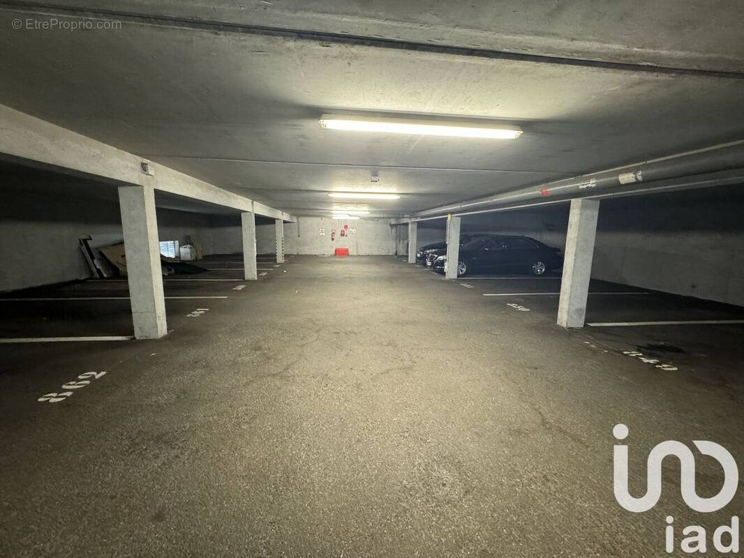 Photo 1 - Parking à SAINT-SEBASTIEN-SUR-LOIRE