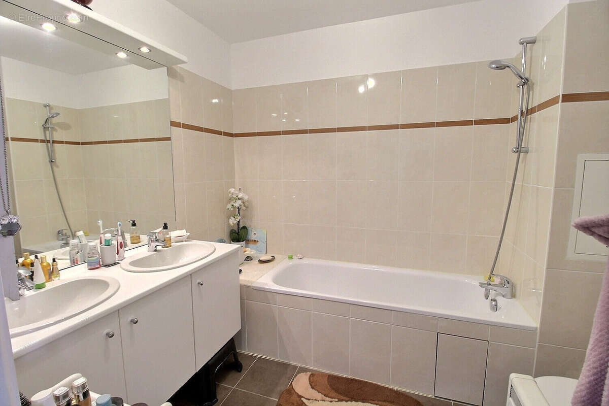 Appartement à LE MESNIL-SAINT-DENIS