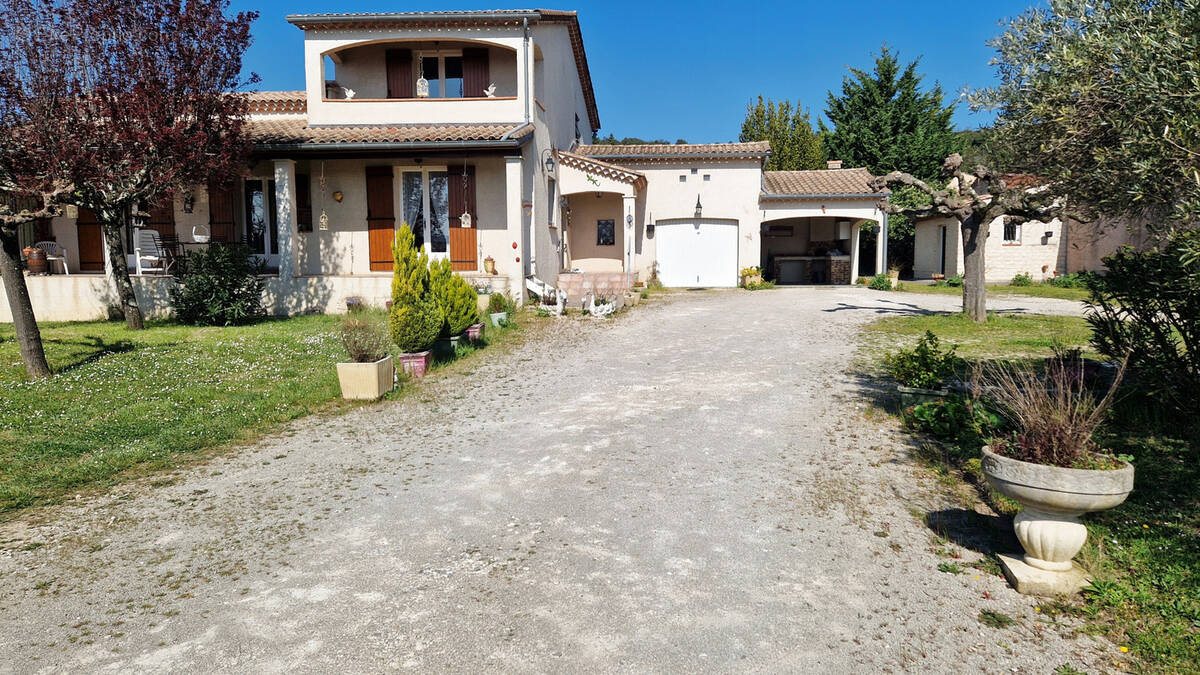 Maison à SAINT-JULIEN-LES-ROSIERS