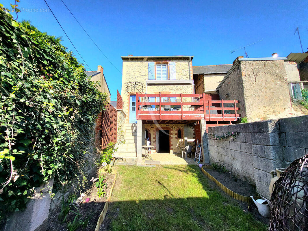 Maison à SAINT-LAMBERT-DU-LATTAY