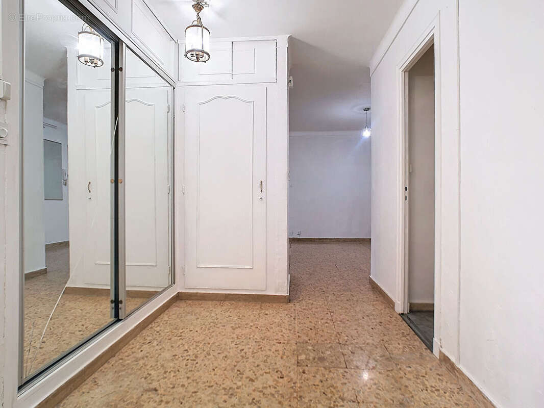 Appartement à SAINT-LAURENT-DU-VAR
