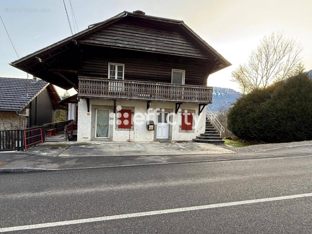 Maison à REYVROZ