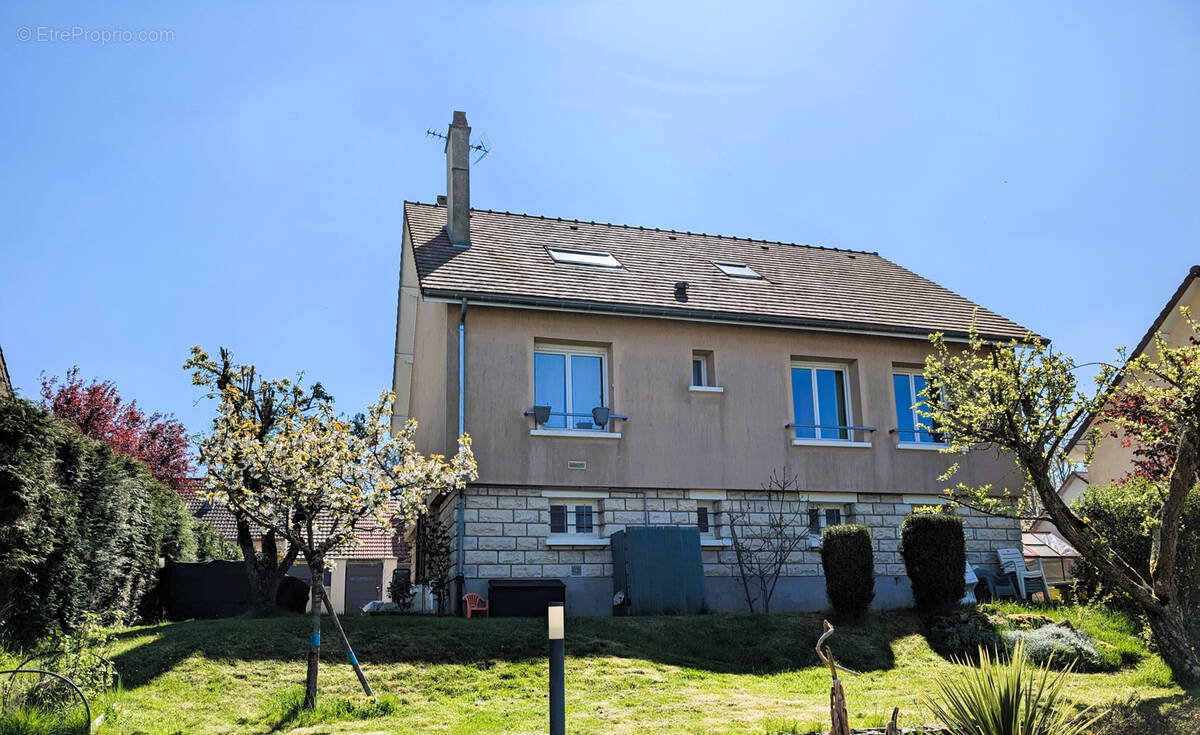 Maison à LA QUEUE-LES-YVELINES