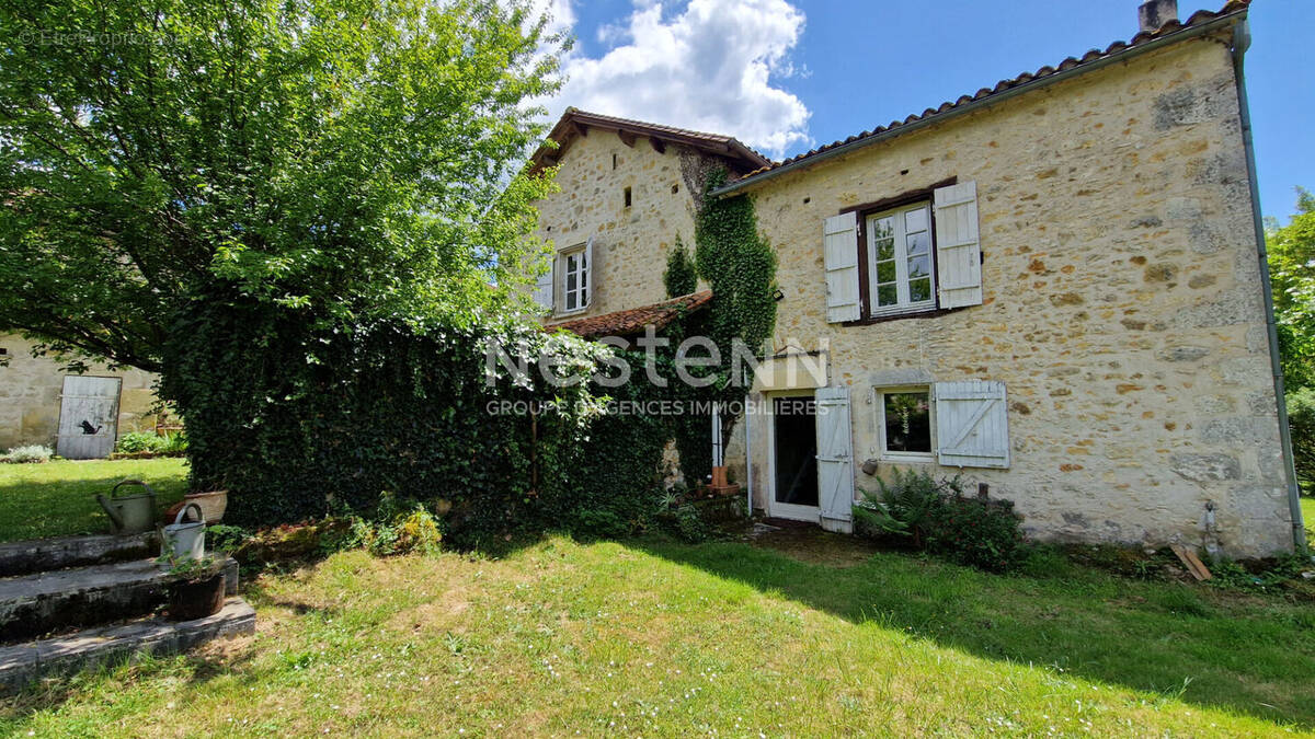 Maison à JAVERLHAC-ET-LA-CHAPELLE-SAINT-ROBERT