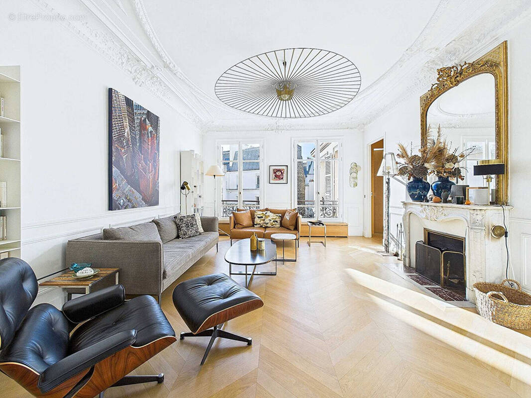 Appartement à PARIS-8E
