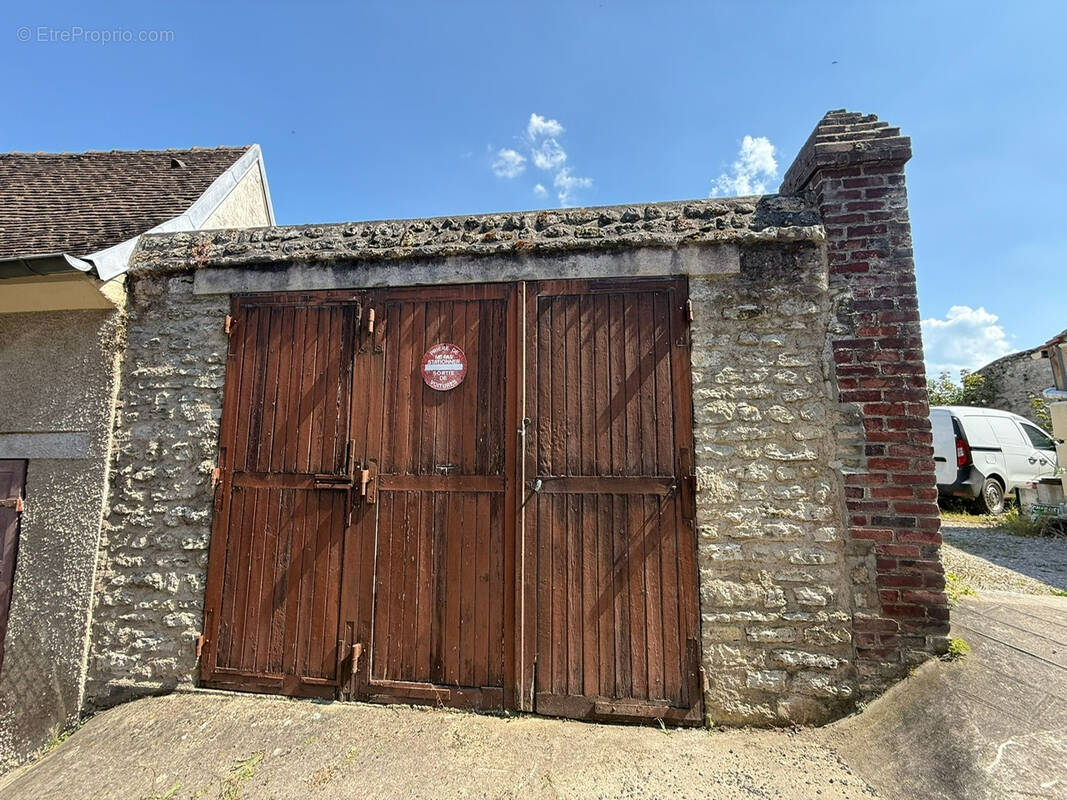 Parking à CHAUMONT-EN-VEXIN