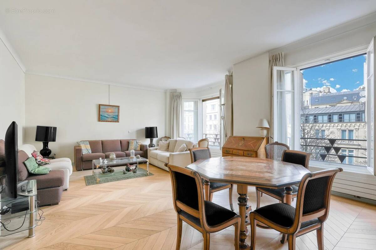 Appartement à PARIS-8E
