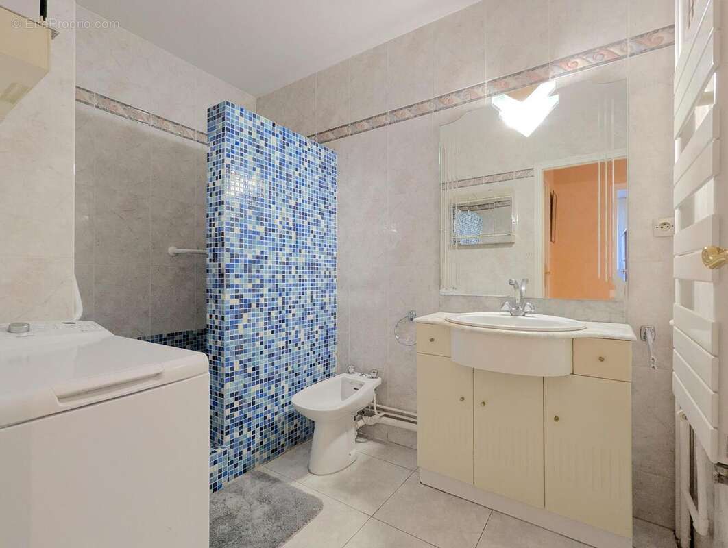   - Appartement à DECINES-CHARPIEU