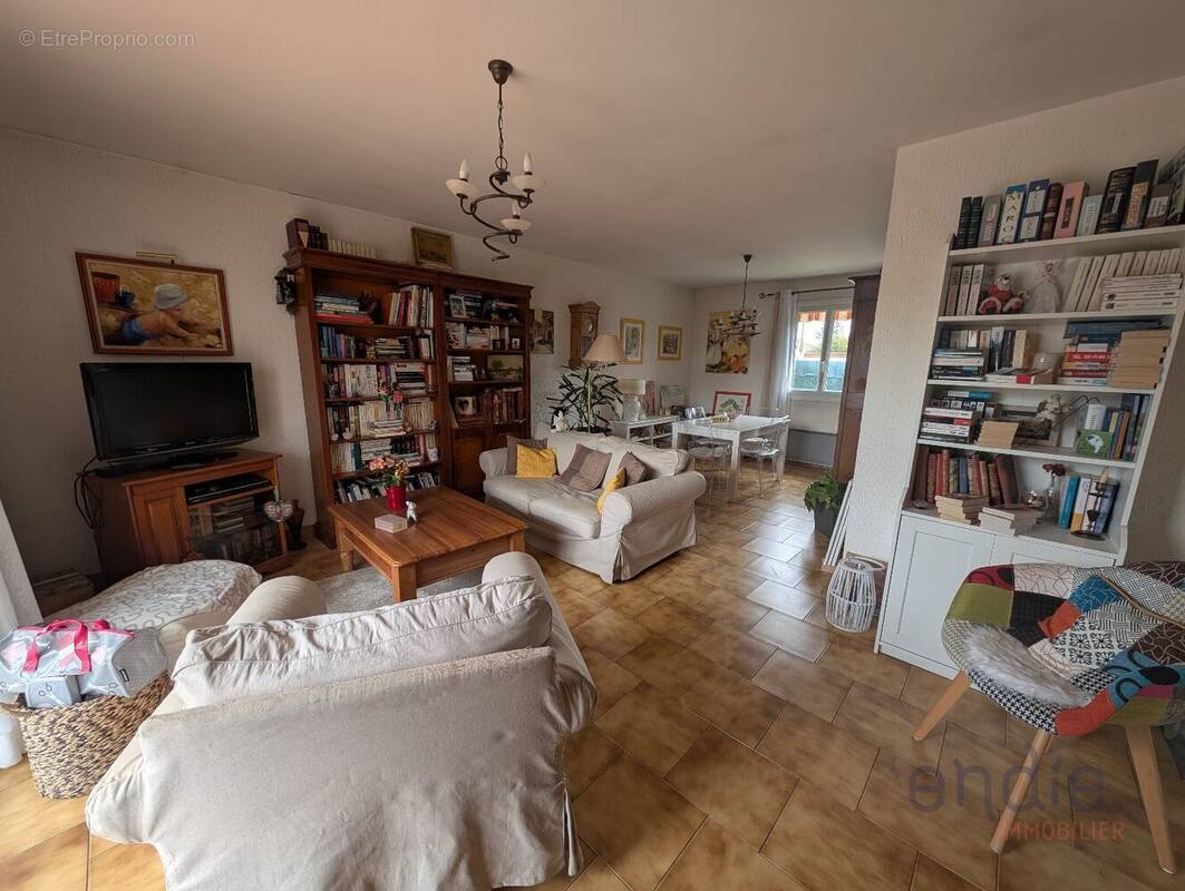 Maison à PINS-JUSTARET