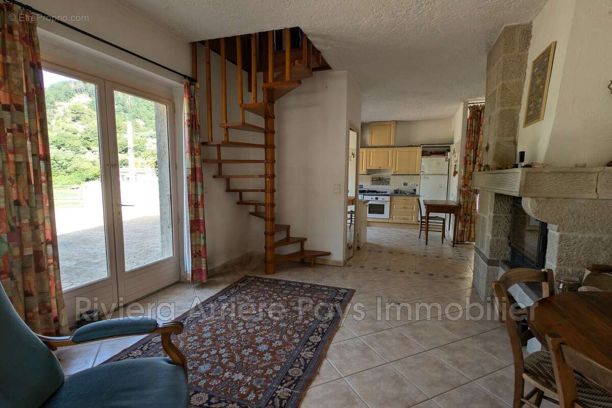 Appartement à PUGET-THENIERS