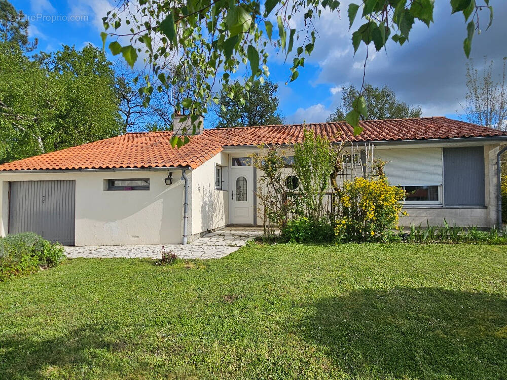 Maison à ROULLET-SAINT-ESTEPHE