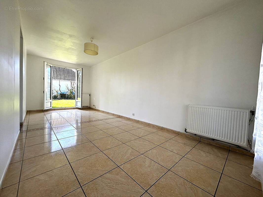 Appartement à VERT-SAINT-DENIS