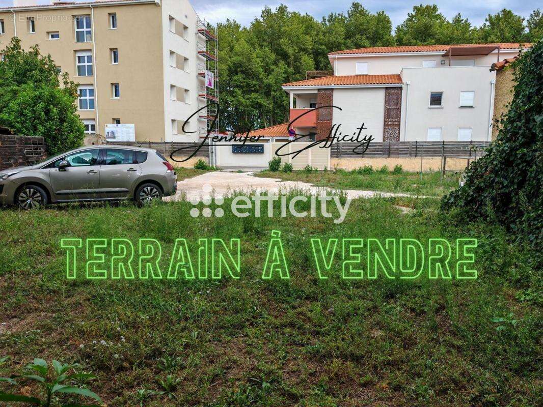 Terrain à MILLAS