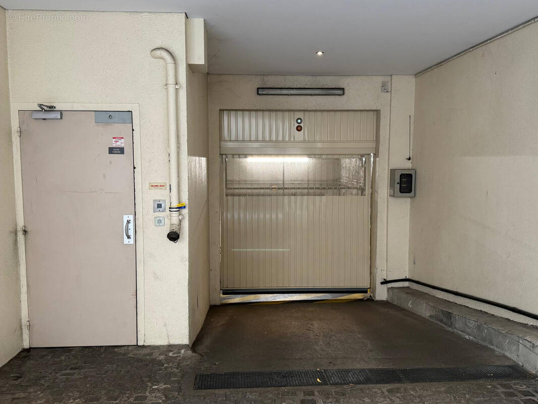 Parking à PARIS-4E