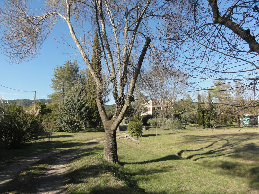 Terrain à SAINT-JULIEN-LES-ROSIERS