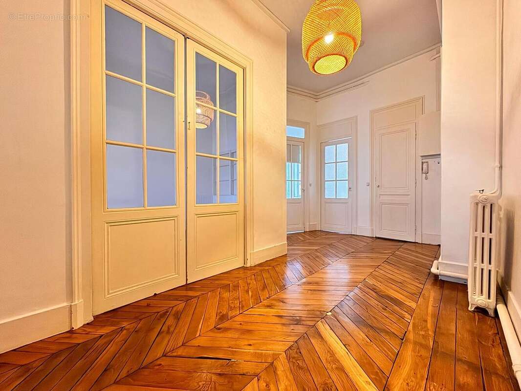   - Appartement à LYON-6E