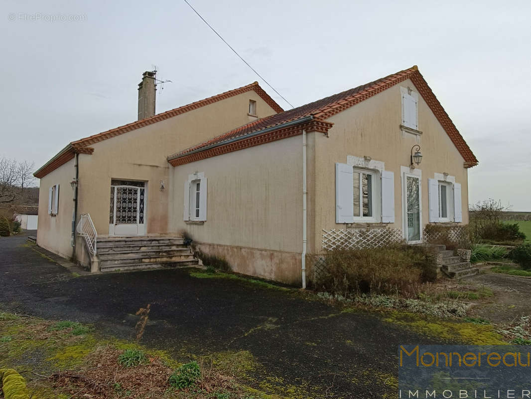 Maison à ROULLET-SAINT-ESTEPHE