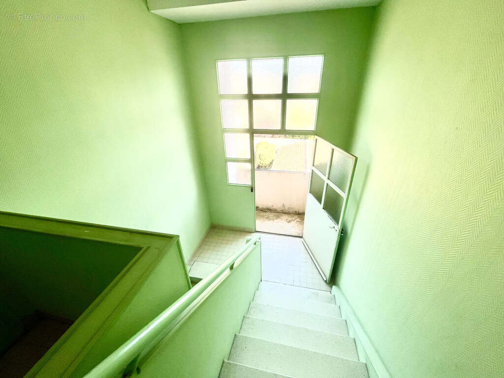 Appartement à BAGNOLS-SUR-CEZE